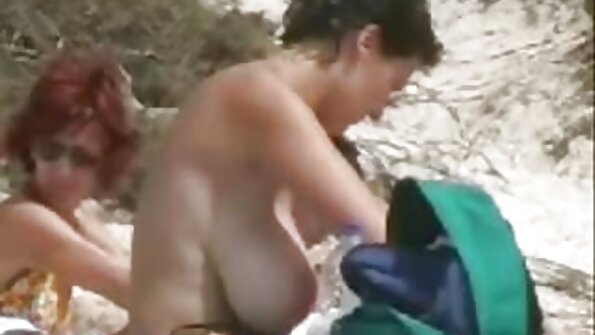 Natalia Spice guli ant valgomojo stalo ir demonstruoja savo tobulus natūralius papus