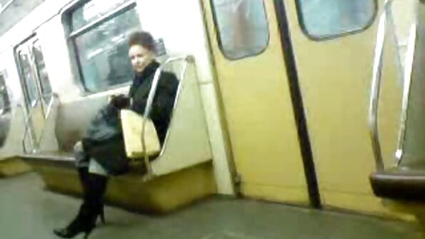 Žiūrėk, kaip ši graži apskretėlė dulkina savo burna