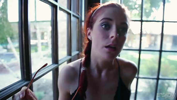 Bikini Riot: Rita G – permatomos rožinės juostos ant plausto