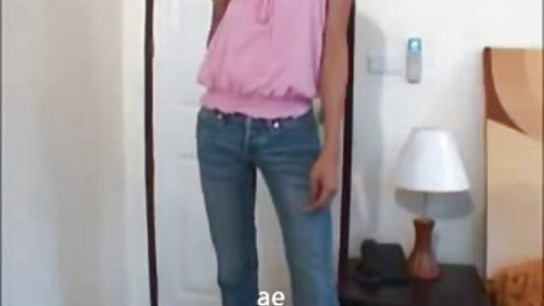 Šiame stulbinančiame vaizdo įraše Shyla Jennings atsistoja ant vonios kriauklės ir ištiesia kojas prieš maišytuvą. Neilgai trukus ji masažuoja klitorį milžinišku vibratoriumi, kad...