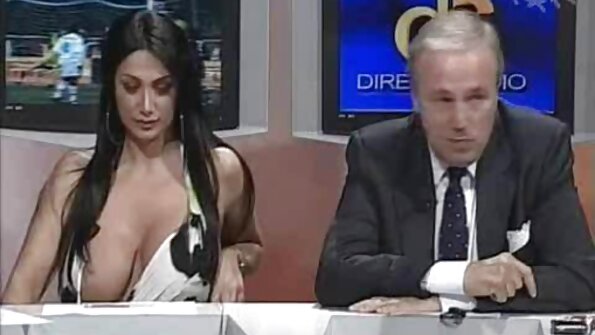 Brooke Skye ir jos karšta seksuali šviesiaplaukė draugė mylisi ant sofos
