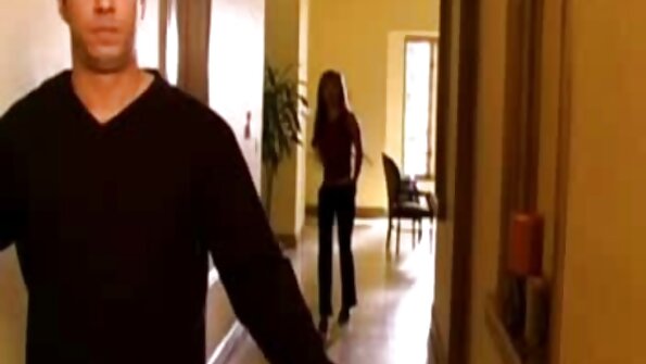 Paauglė Amelia, dar žinoma kaip Nestee Shy, atlieka pėdų darbą